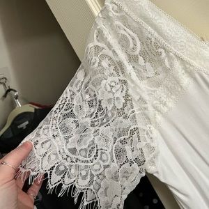 POL large vneck Tshirt with lace sleeves and detail